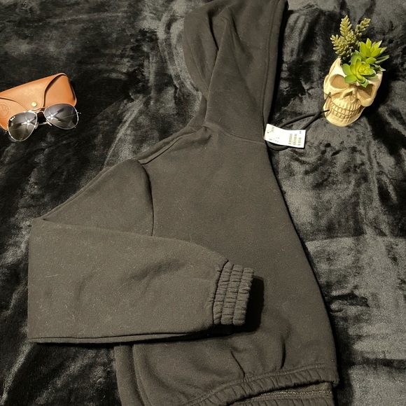 New H&M cropped black hoodie LG - Picture 2 of 4